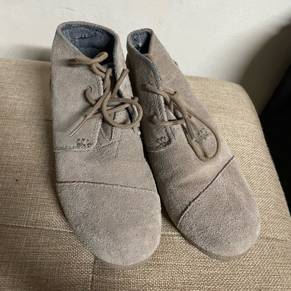 TOMS youth taupe desert wedge boots